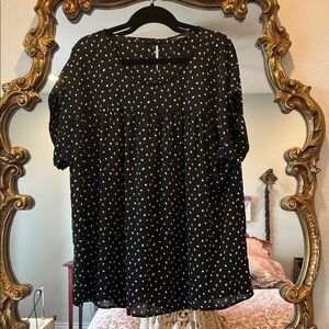 Andree 1X Black Polka Dot Short Sleeve Women's Top